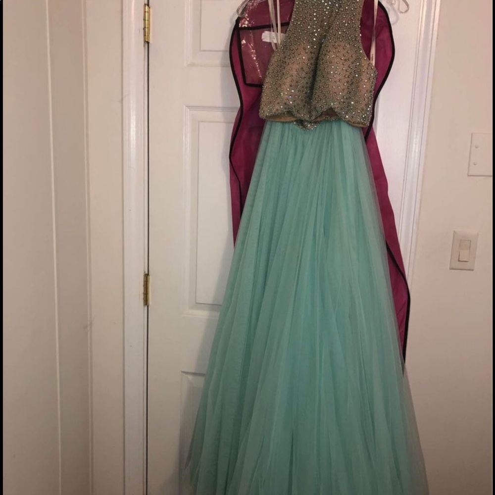 Stunning Sherry Hill 2 pc formal dress. Excellent condition.